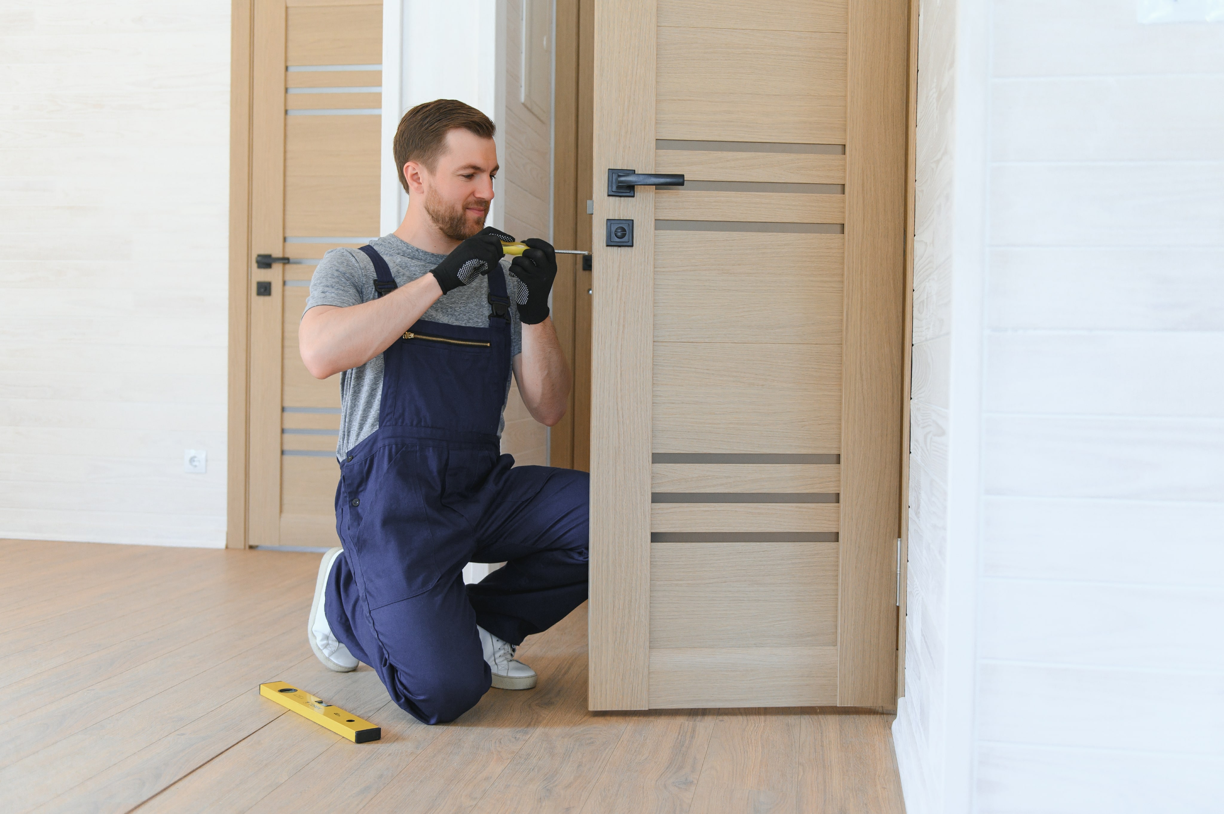 Artisan menuisier prenant des mesures