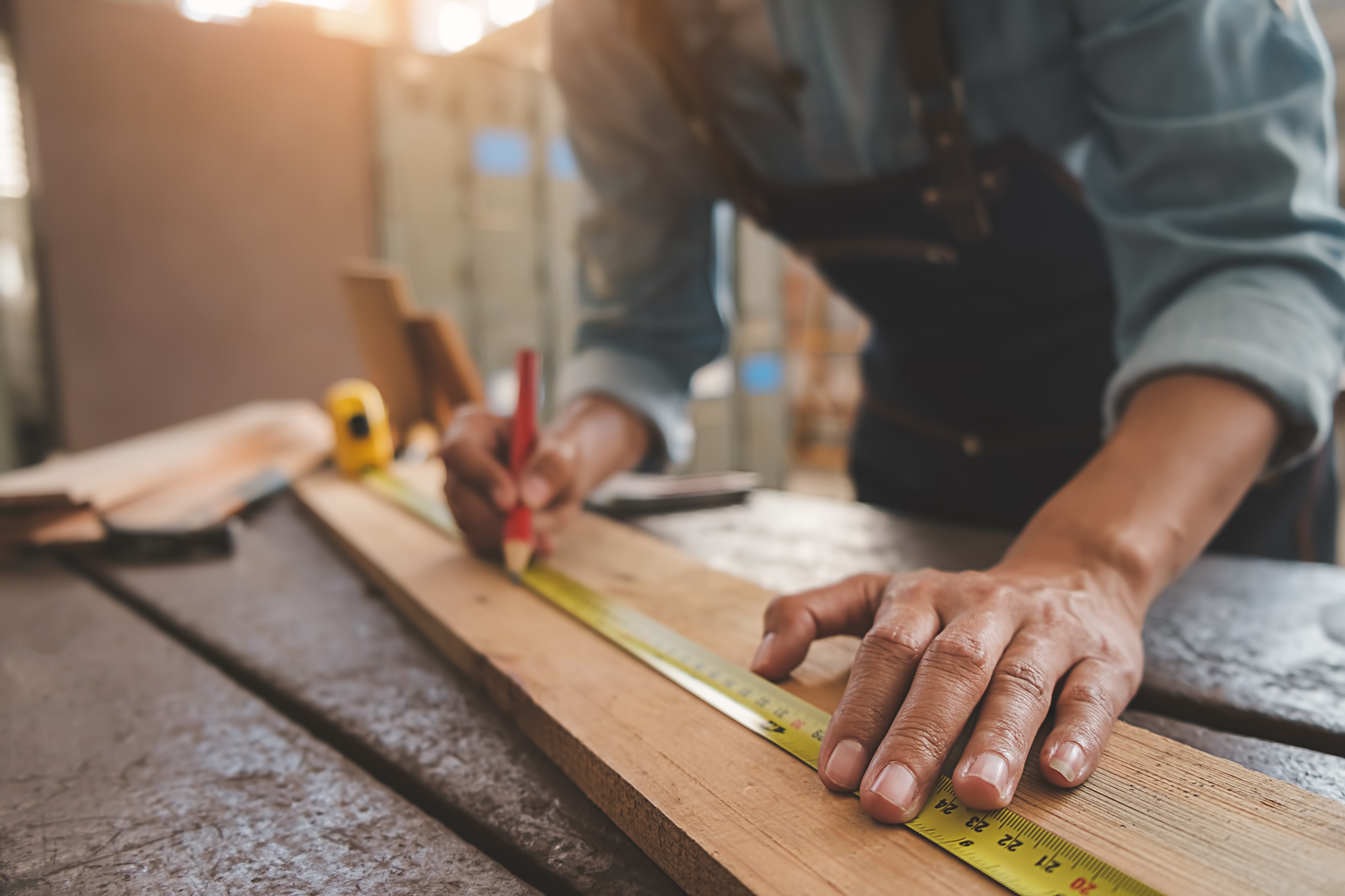 Artisan menuisier prenant des mesures